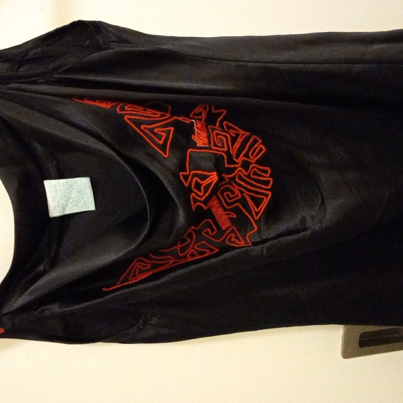 Legatte silk tank top with unique design - Picture 2 of 6